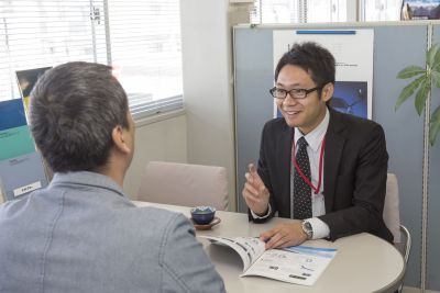 大型商用車の法人営業スタッフ