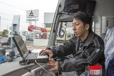 三菱ふそうのトラック・バスを整備するメカニック
