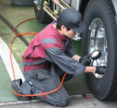 三菱ふそうのトラック・バスを整備するメカニック
