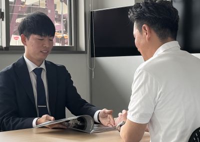 大型商用車の法人営業スタッフ